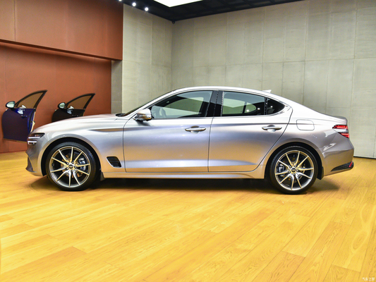 Кожаные сиденья и Euro VI Standard Genesis G702023 2.0T заднеприводный седан с двигателем