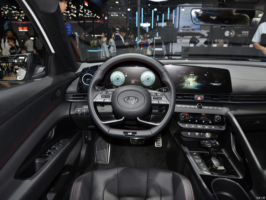 2023 Hyundai Elantra 1.5L CVT LUX Седан Идеальное сочетание производительности